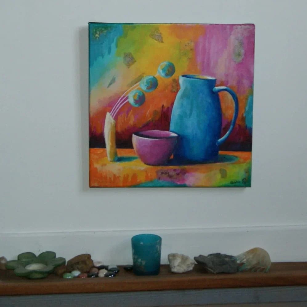 Peinture sur toile d'un pichet bleu, bol violet et vase aux tiges sphériques sur fond coloré