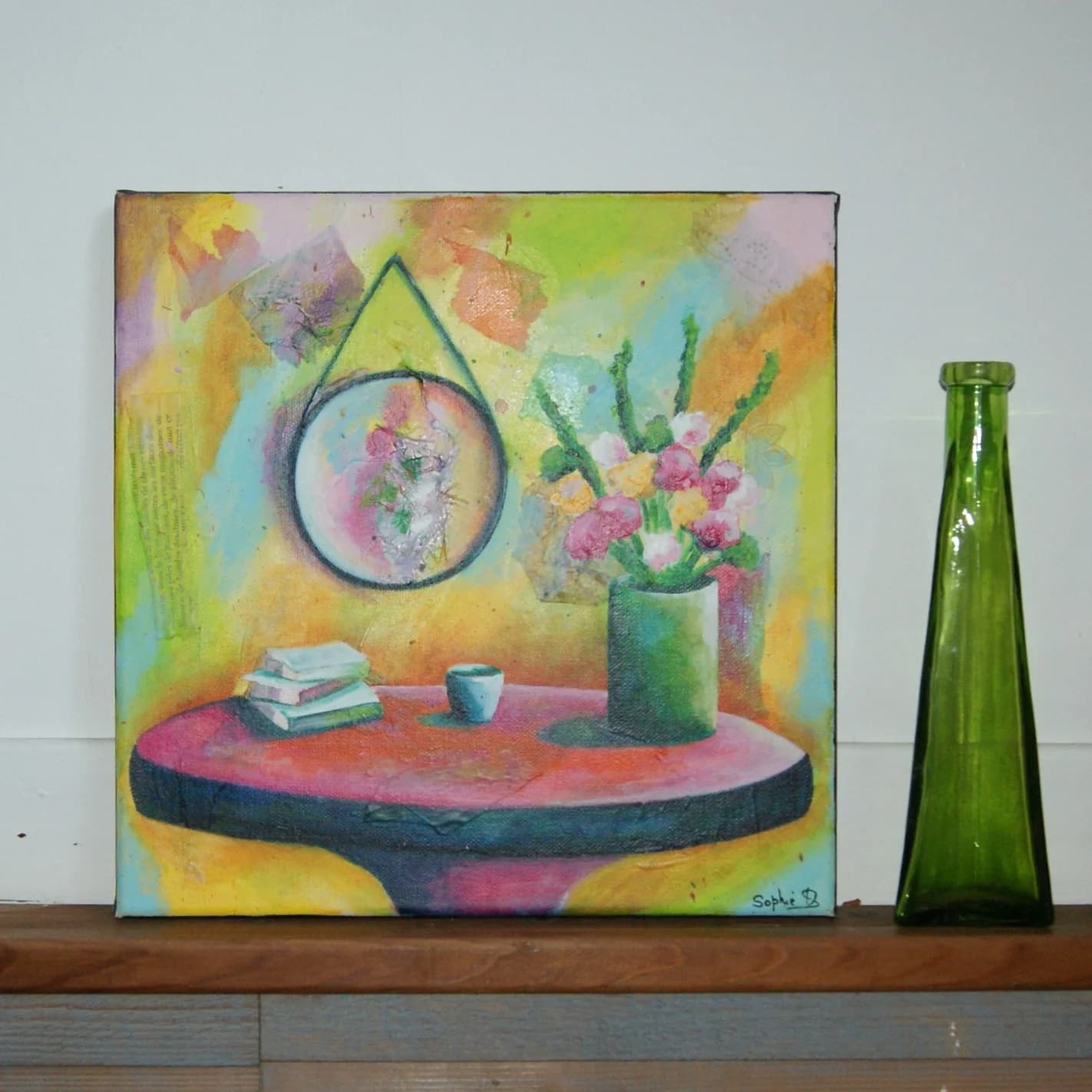 Tableau représentant une nature morte avec table ronde, vase de fleurs et miroir suspendu sur fond coloré.