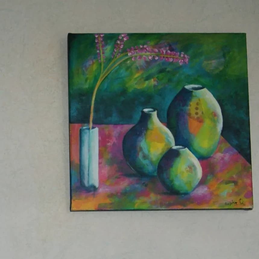 Tableau carré représentant une nature morte aux vases colorés, accroché au mur.