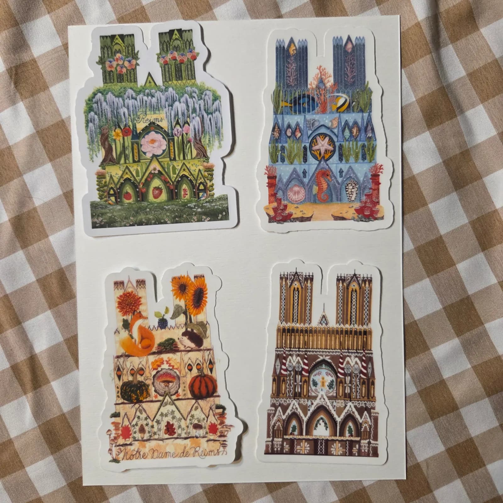 Ensemble de quatre stickers illustrant la cathédrale de Reims déclinée selon les quatre saisons.