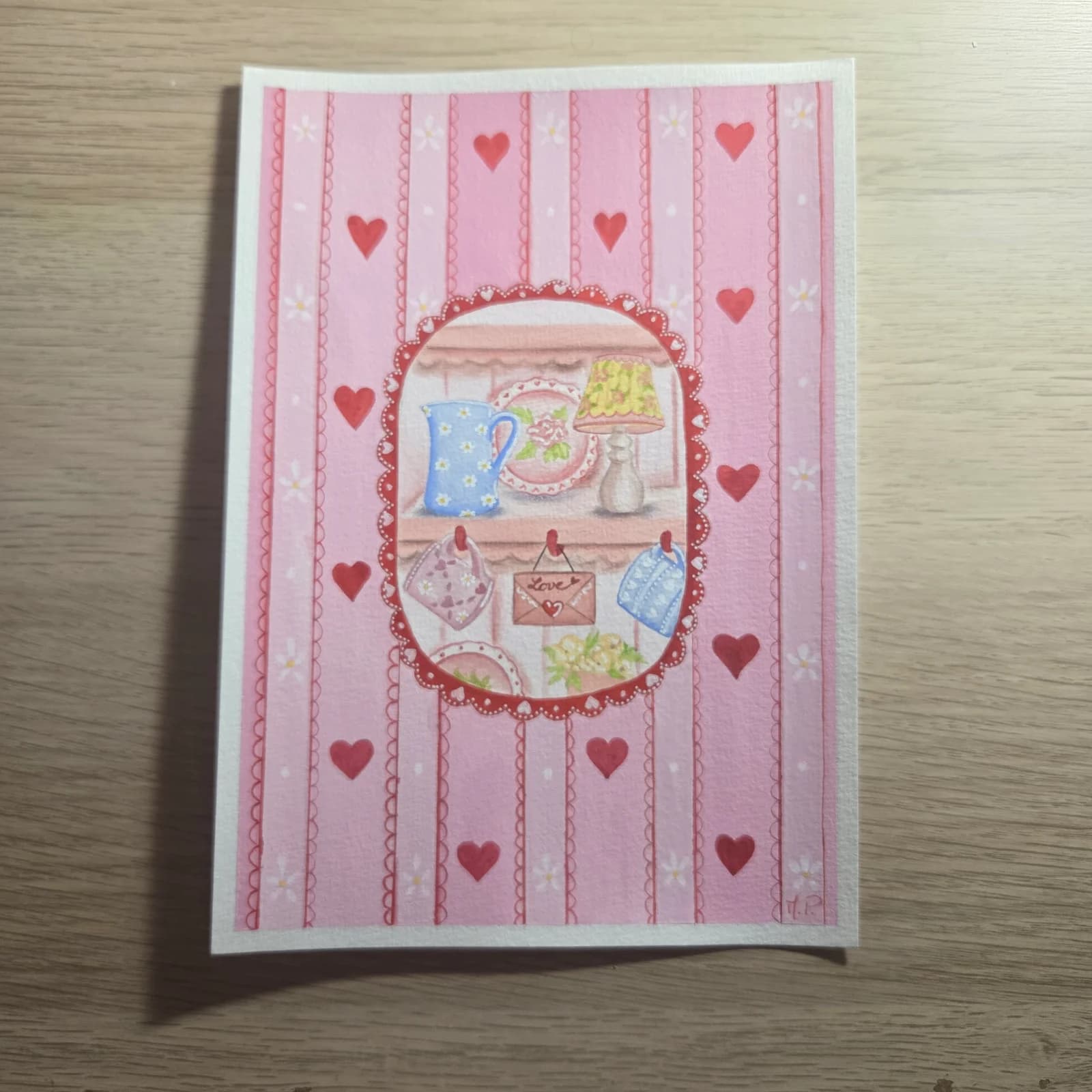 Illustration peinte à la gouache sur papier avec rayures roses, cœurs et médaillon romantique.