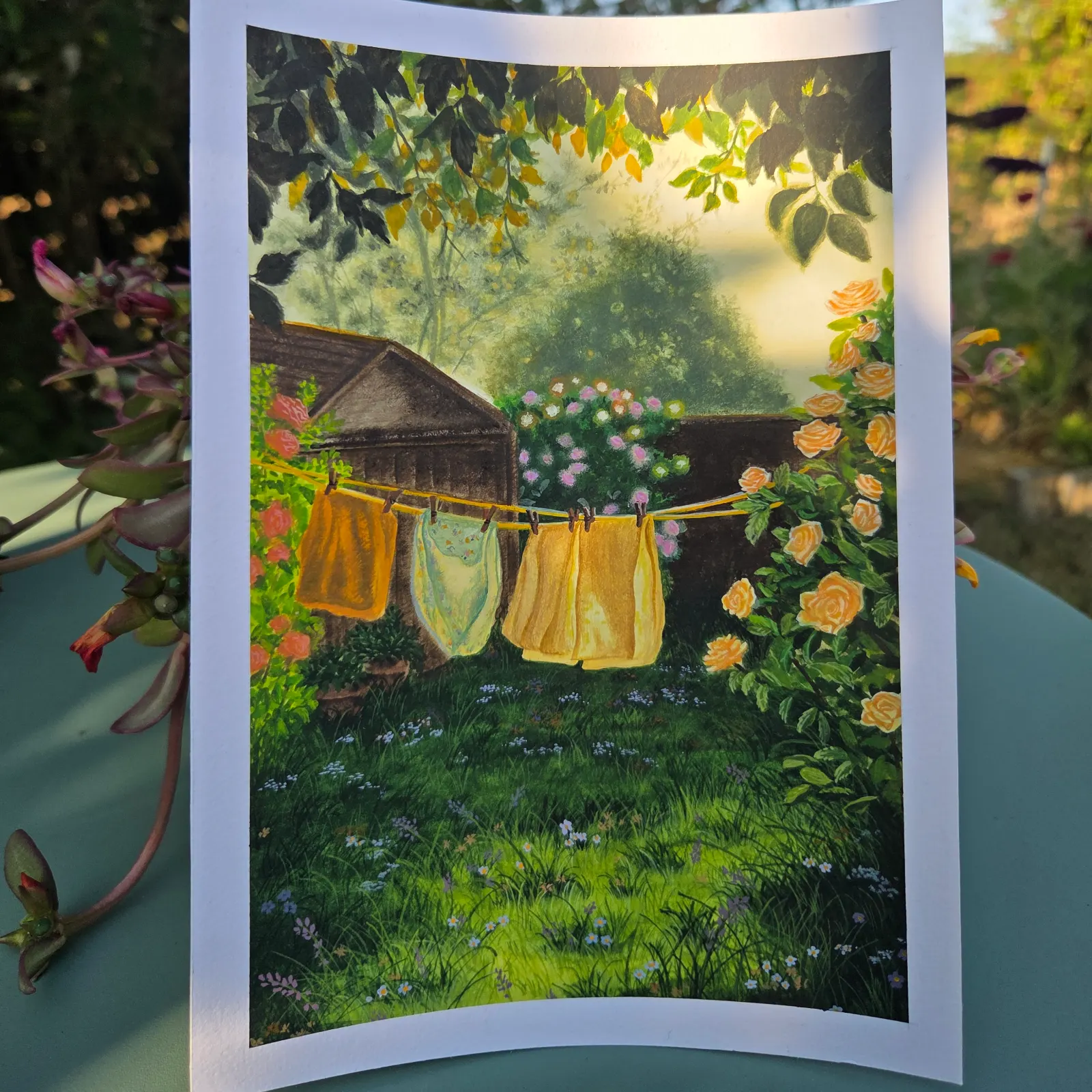 Illustration d'un jardin avec linge jaune séchant sur une corde devant un cabanon en bois et des rosiers.
