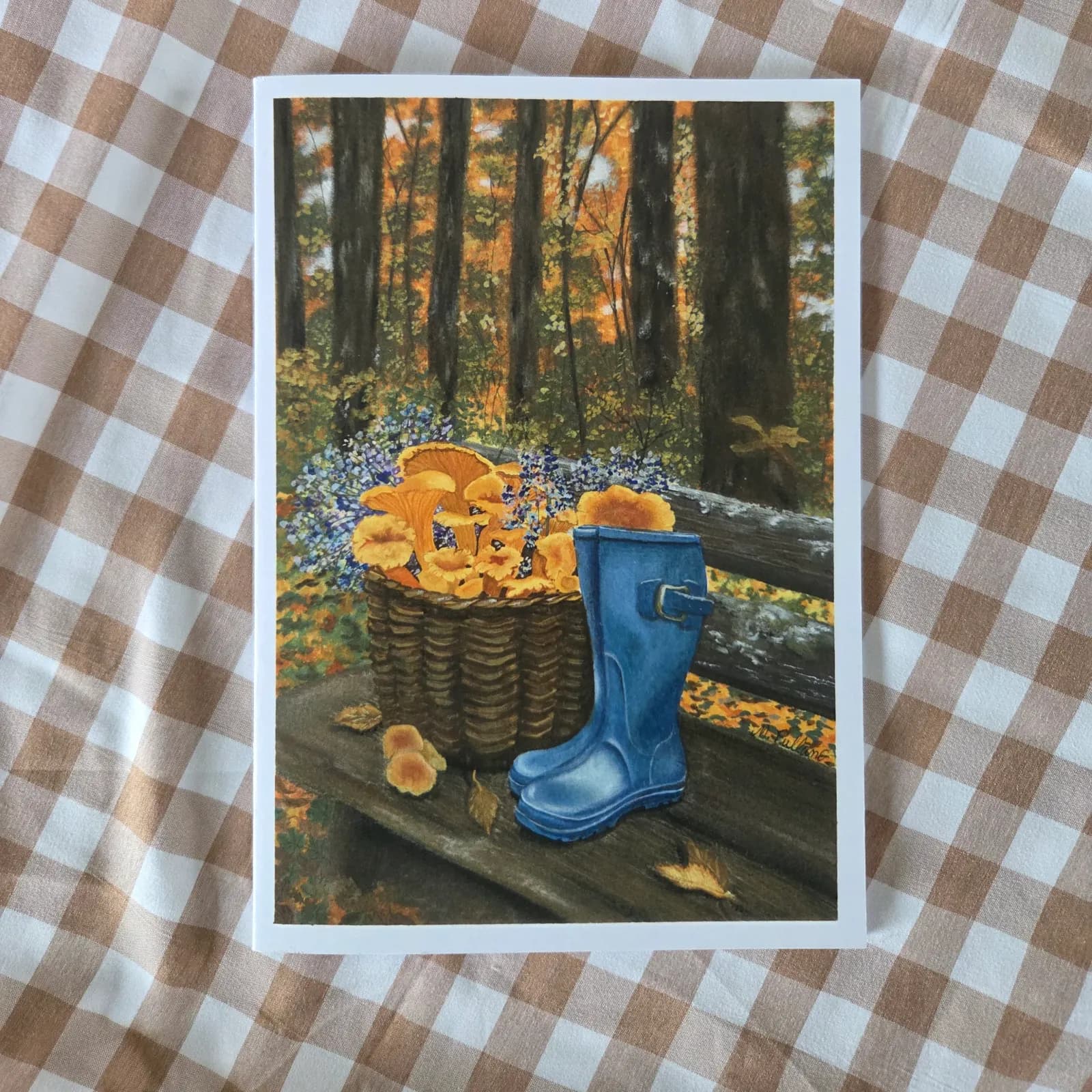Couverture du carnet illustrant un panier de champignons et une botte bleue sur un banc en sous-bois d'automne.