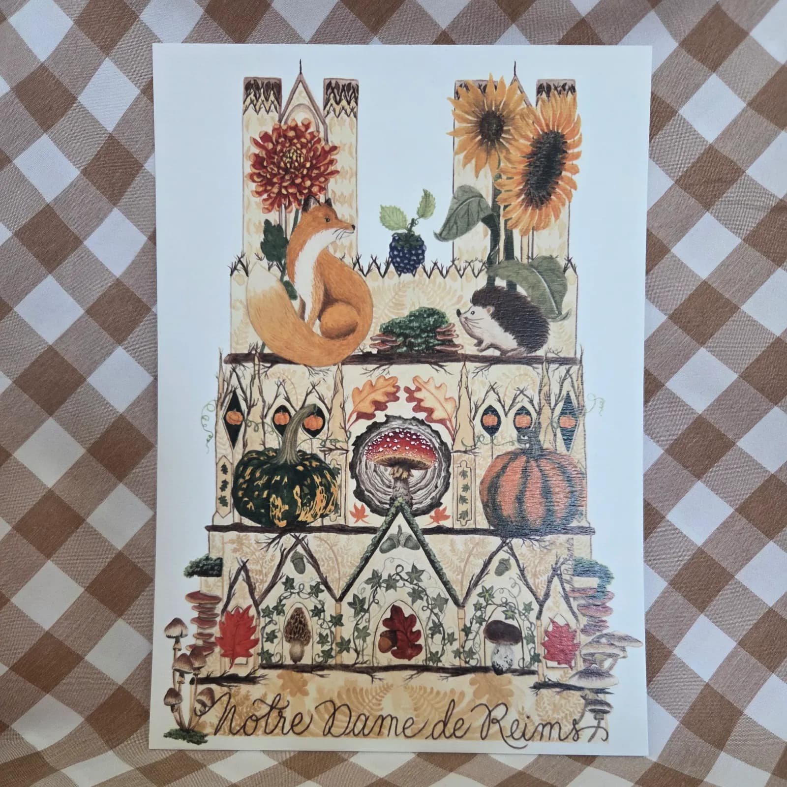 Vue d'ensemble de l'illustration de la cathédrale de Reims aux couleurs d'automne avec renard, hérisson et courges.
