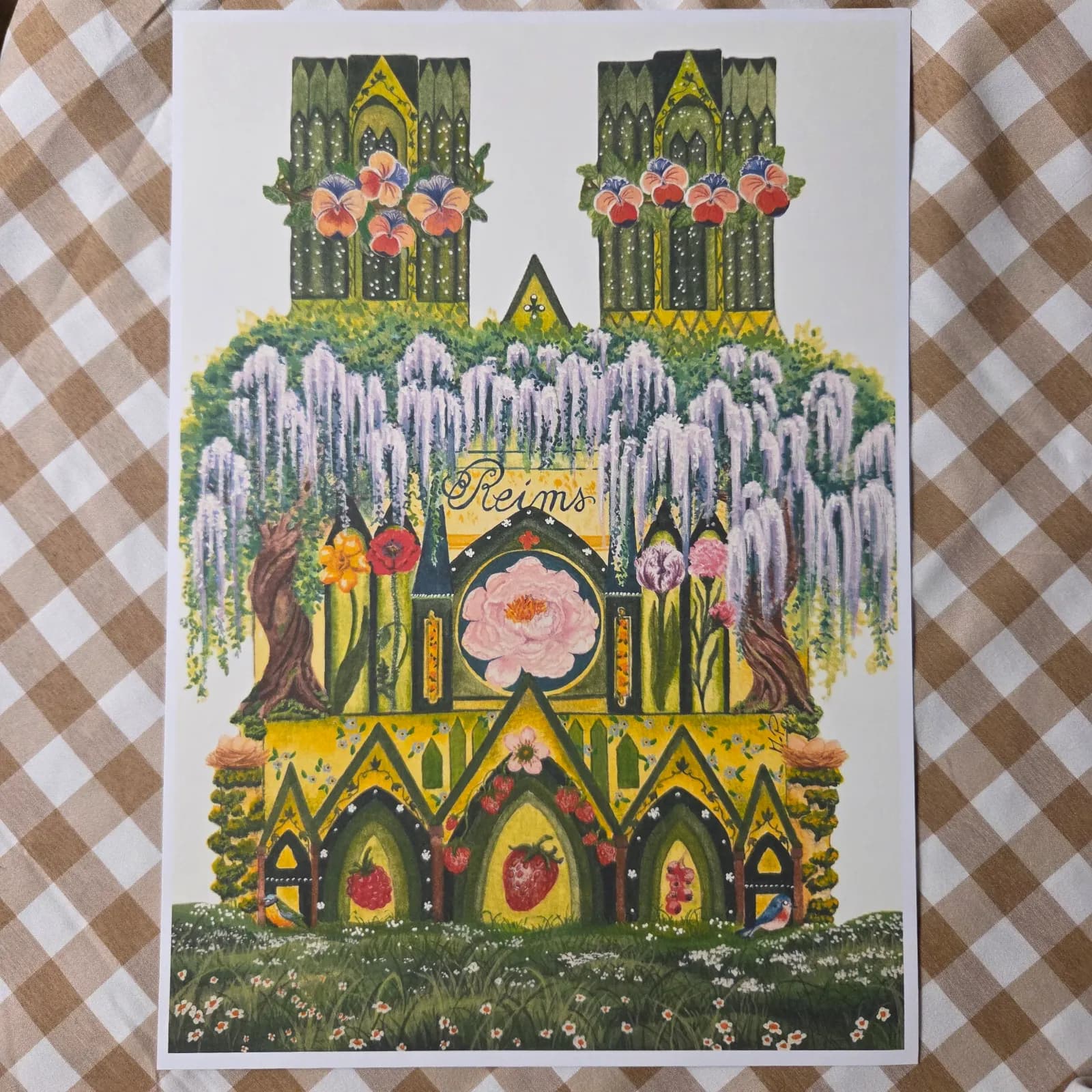 Affiche illustrée de la cathédrale de Reims ornée de glycines, de fleurs et de fruits estivaux.